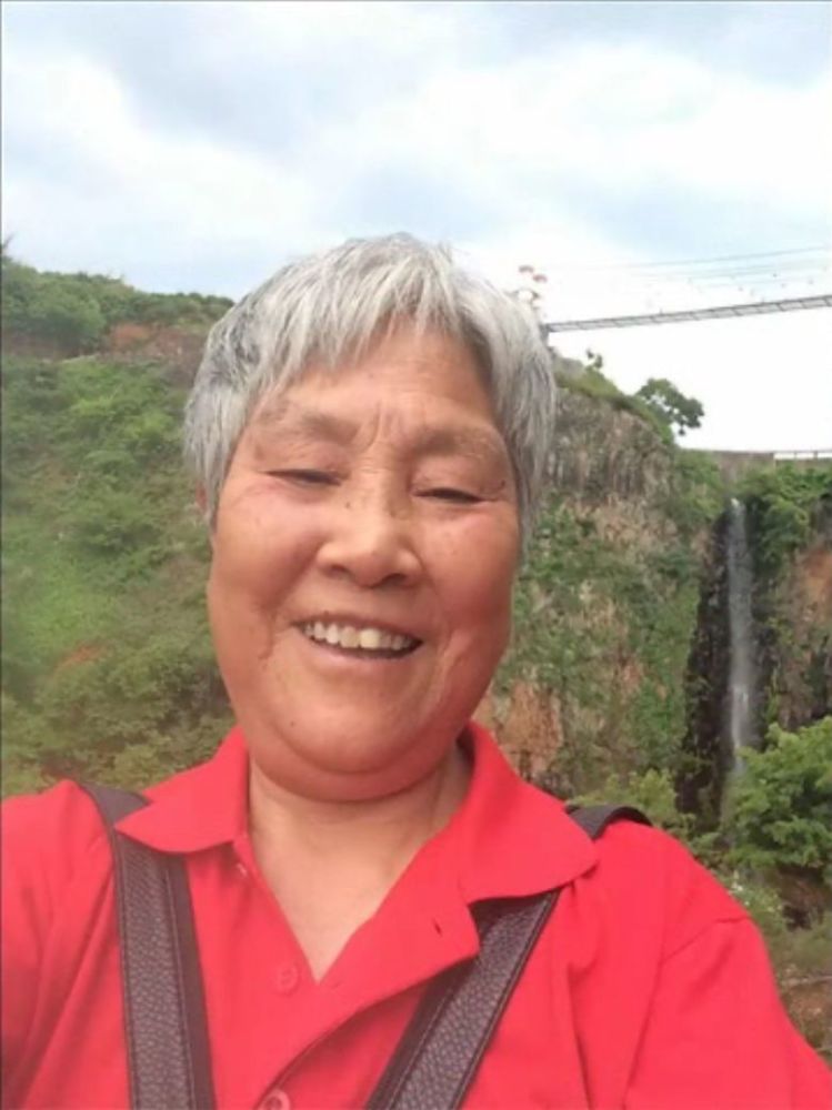 牛!诸暨81岁老奶奶,爬上7000米高峰