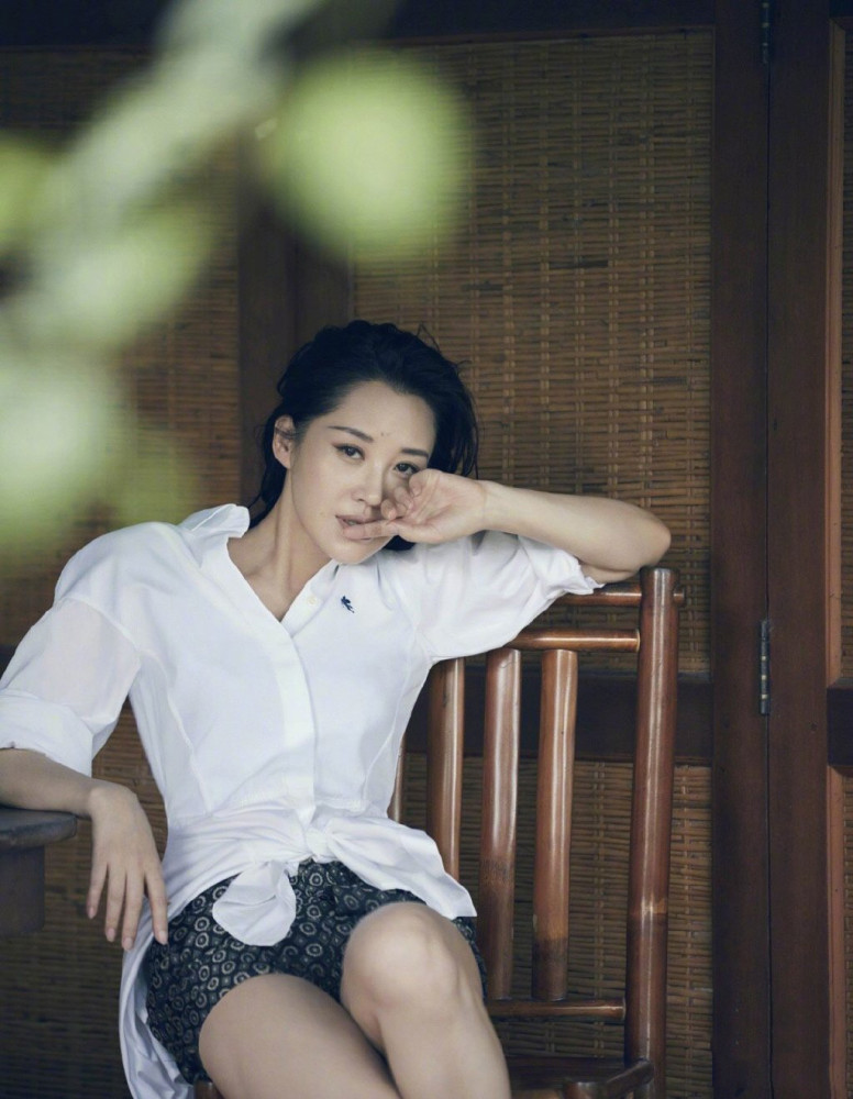 许晴湿发登《男人装》封面,浪漫温柔满屏女人味,一点不像50岁