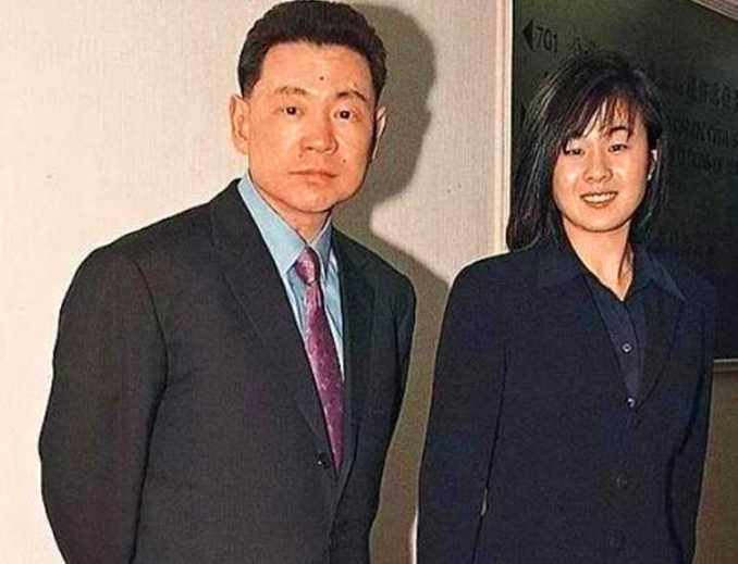 甘比晒刘銮雄66岁所生三胎女儿,宝宝小胖手可