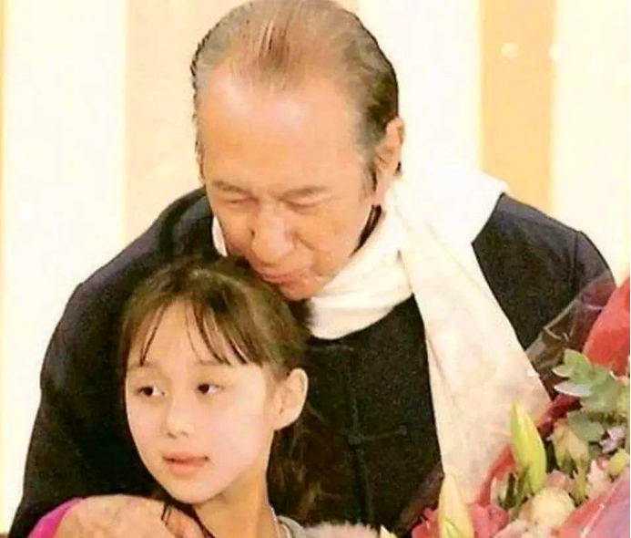 甘比晒刘銮雄66岁所生三胎女儿,宝宝小胖手可