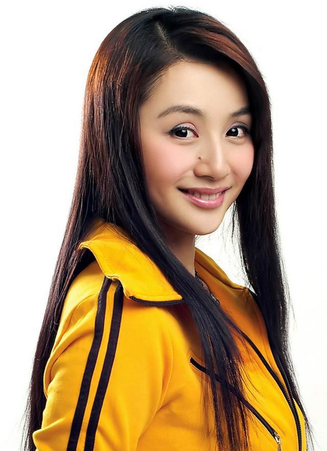 曾是当红综艺主持人,后成一线女星,如今生活幸福美满