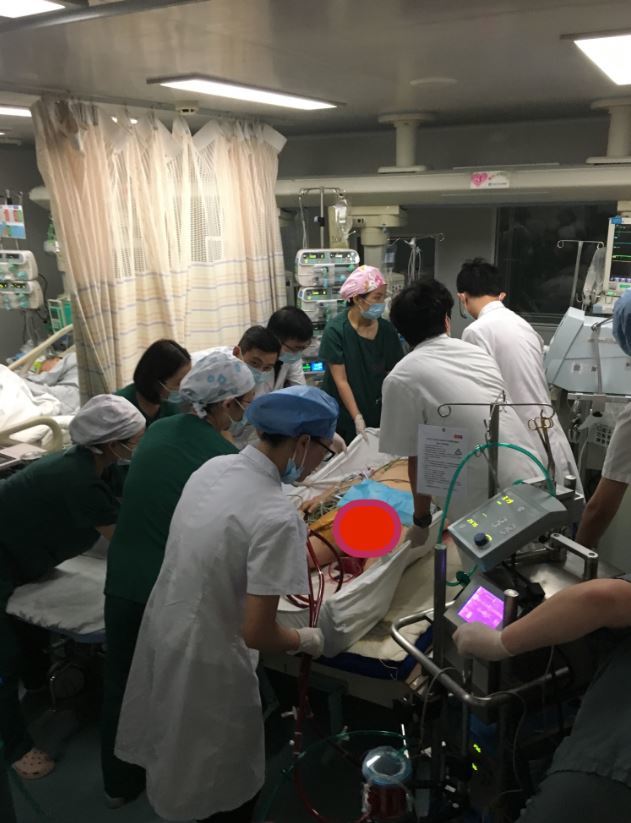 广州女医生跪在车床上为患者心肺复苏,抢救病人上演"生死时速"