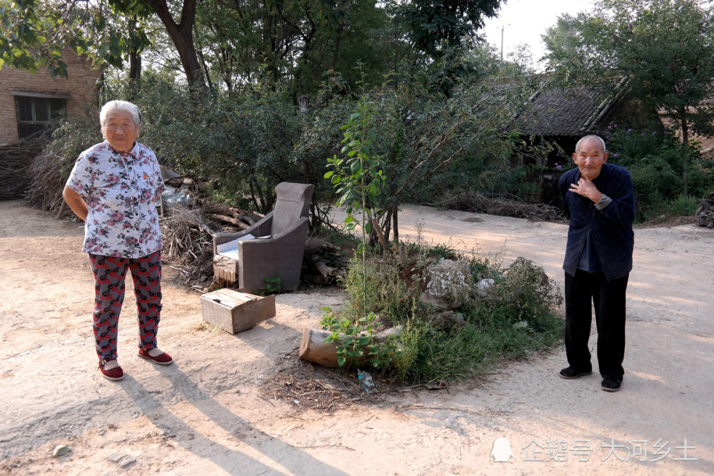 摄影师遇到一对在家门口晒太阳的老人,经聊天得知,大爷姓杨,今年83岁