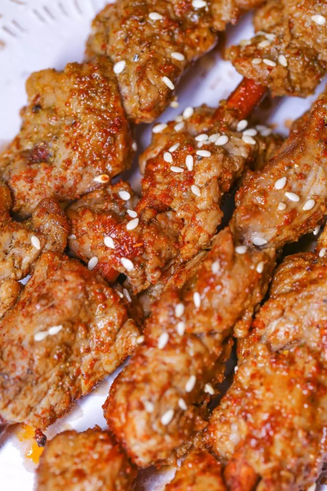 女孩大串特色烤羊肉红柳全美电视剧图片