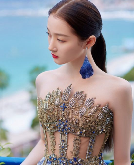 关晓彤现身戛纳红毯,一身巴洛克镂空高定礼服,庄重又不失活泼!