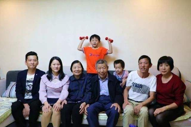 幼儿园开学要求带"全家福",却有人不配合,网友:难为单亲家庭