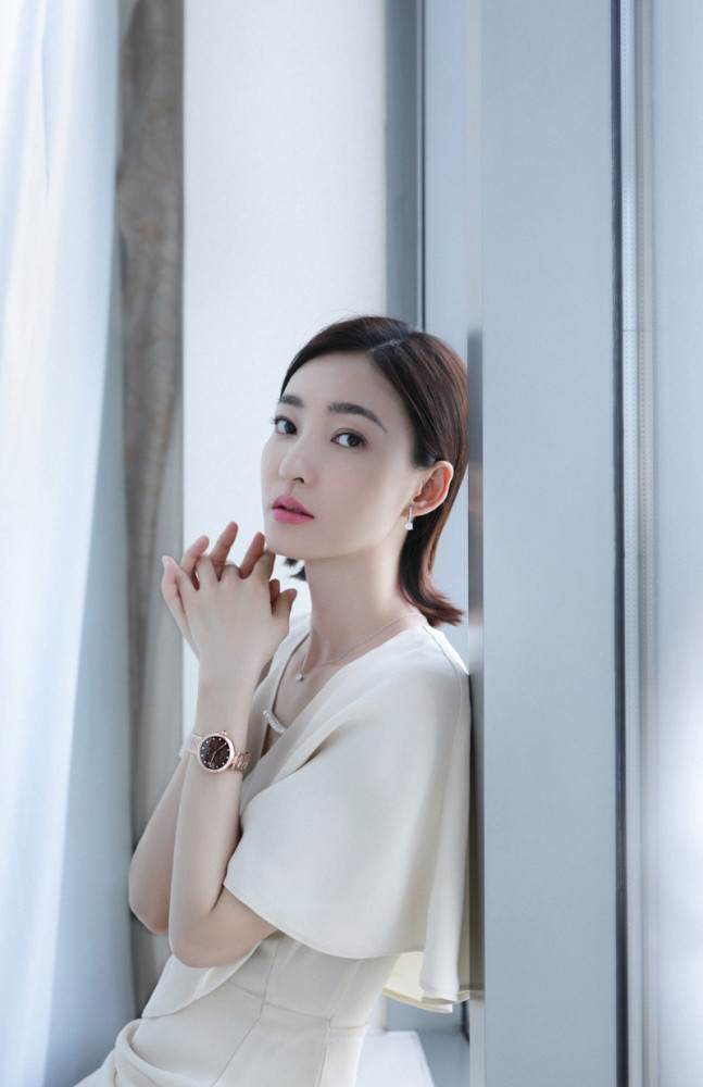 王丽坤优雅迷人写真,气质如兰,看起来美丽万分