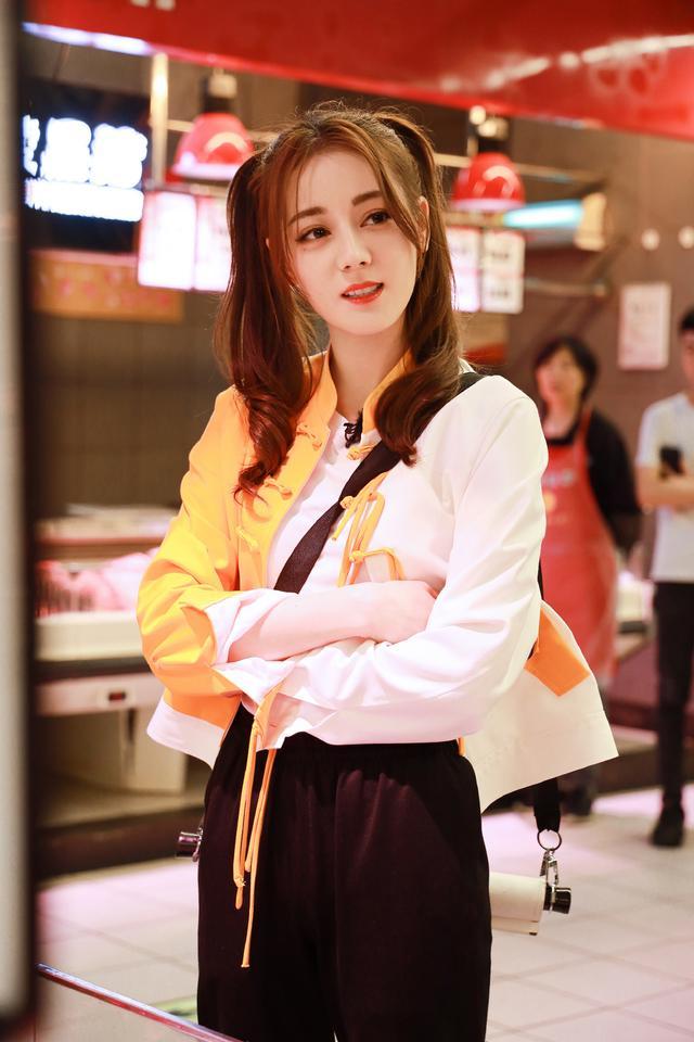 迪丽热巴时尚写真大片:双马尾少女清新可爱!