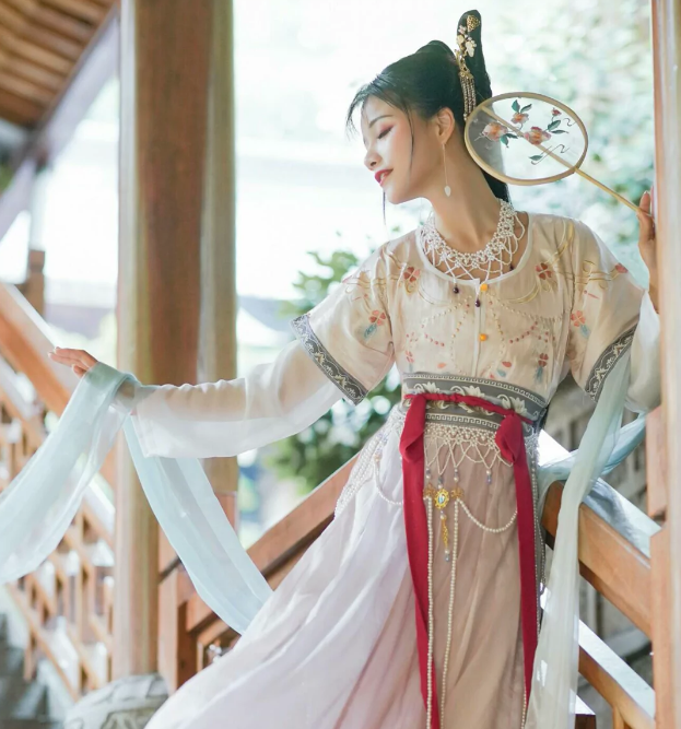 汉服女孩只会转圈圈?学会这4种拍照姿势,资深袍子都点
