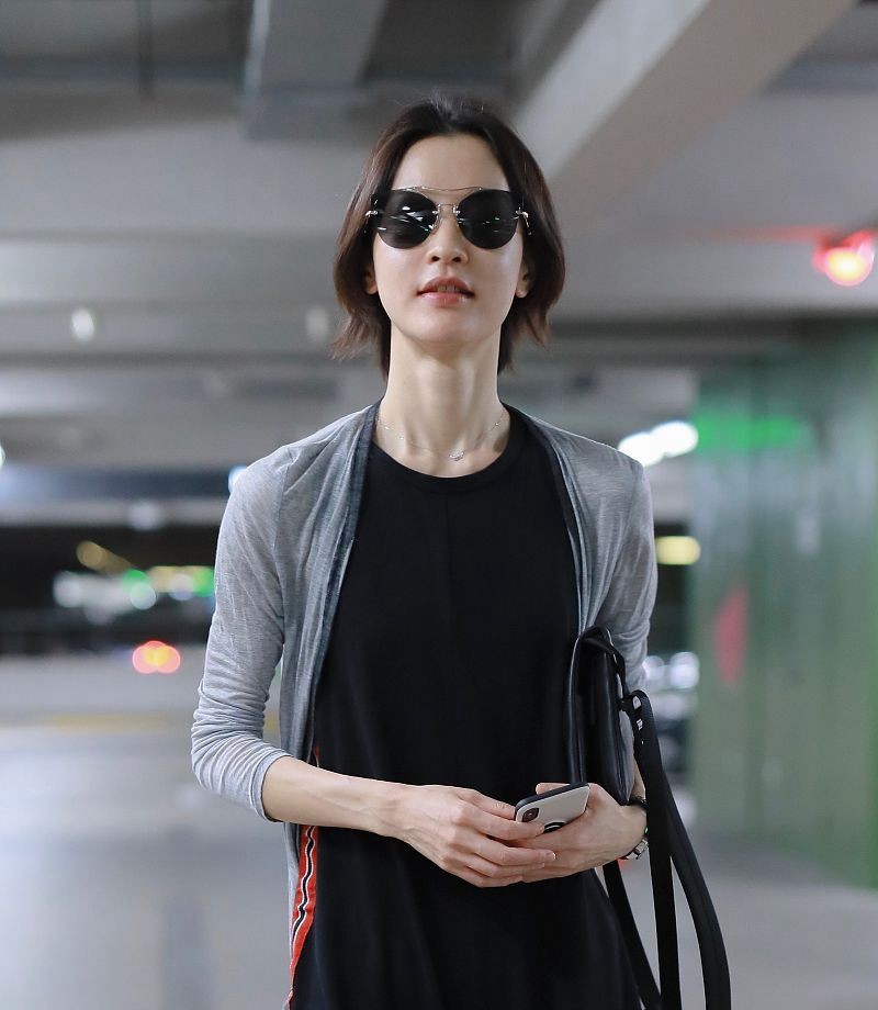 杜鹃短发戴墨镜清爽利落有气势,在衣服上为粉丝签名很