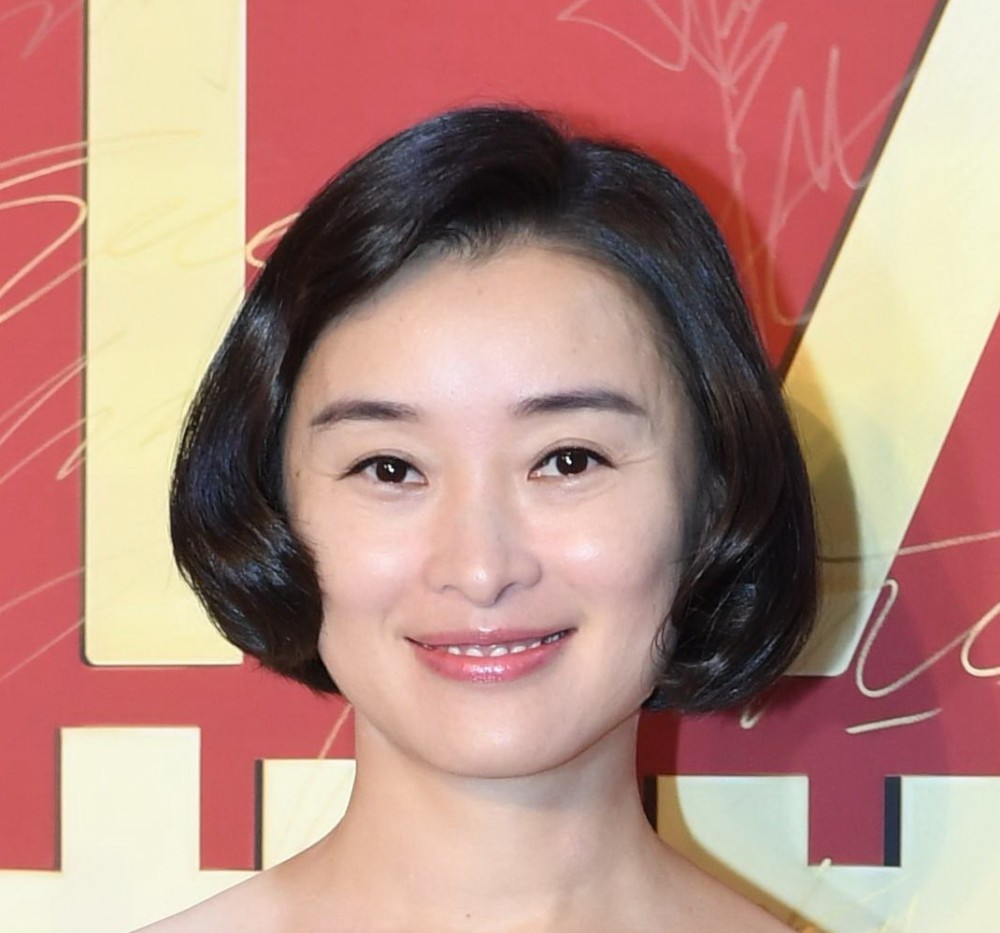 短发吴越好妩媚,扎半丸子头"好个性"