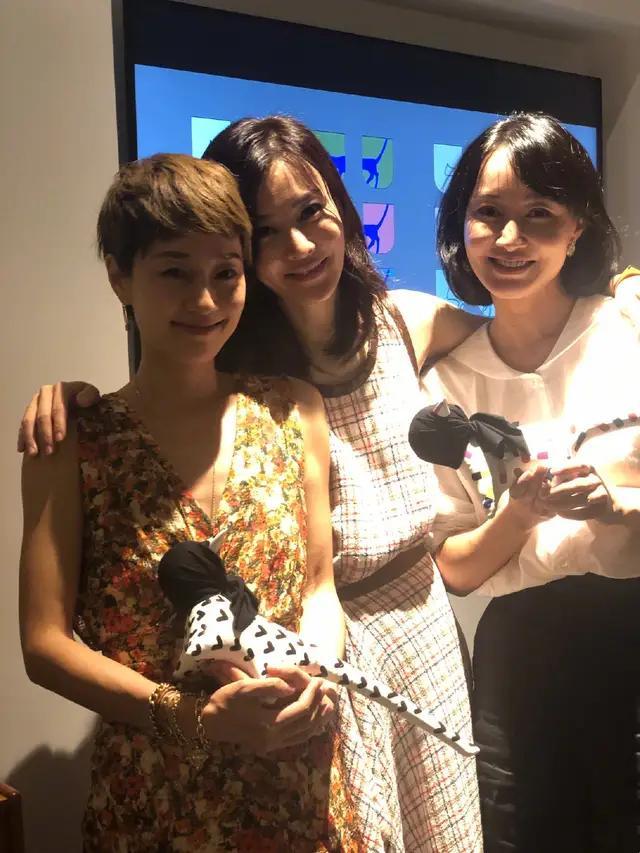 43岁马伊琍做回自己!气场强大秀美腿,37岁姚笛也被秒杀?