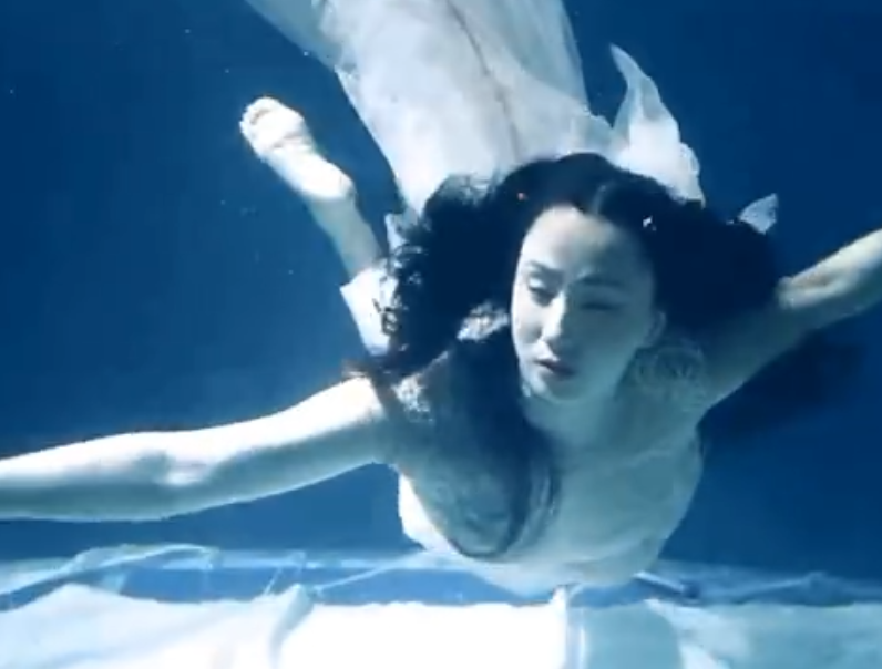 47岁陶虹到底有多撩人 水中写真照被扒出后 不愧是最美小龙女 看点快报