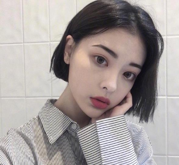 至尊版·短发·女生头像:外人只看结果,自己独撑过程