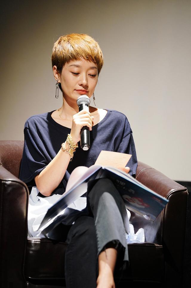 马伊琍离婚后越来越美,换了黄色短发,穿一身素现身高级优雅