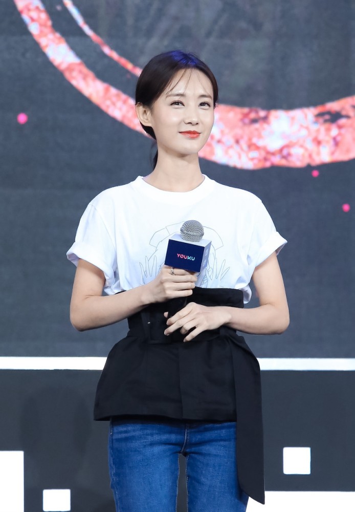 于正旗下干净的女孩子李一桐,看起来就十分的着人喜欢