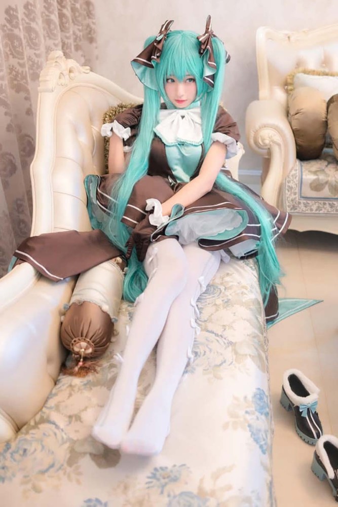 初音未来cos:当小姐姐穿上女仆装搭配白丝,长腿立刻显现出来