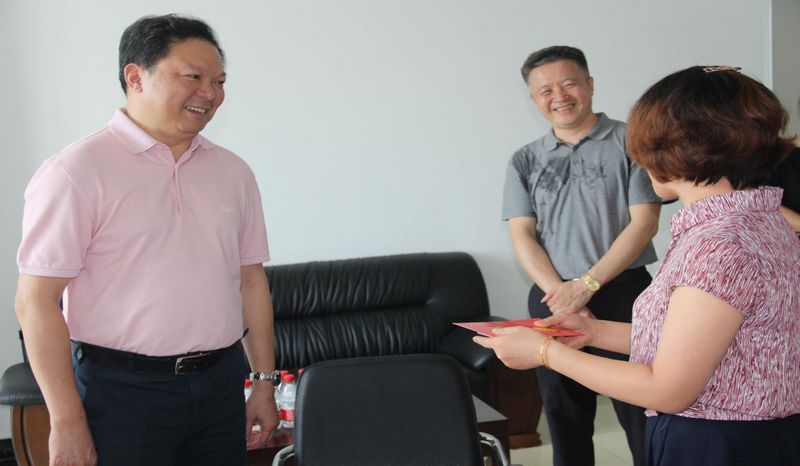 乐天小学看望慰问忠县首届名校长高平,忠县首届名师冉瑞斌,张淑媛,为