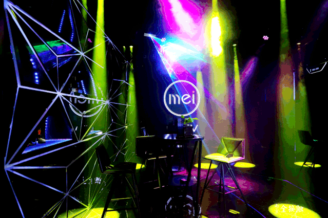 一个17平的大屏,闪烁着各色霓虹灯还有烟雾特效,一副夜店的既视感!