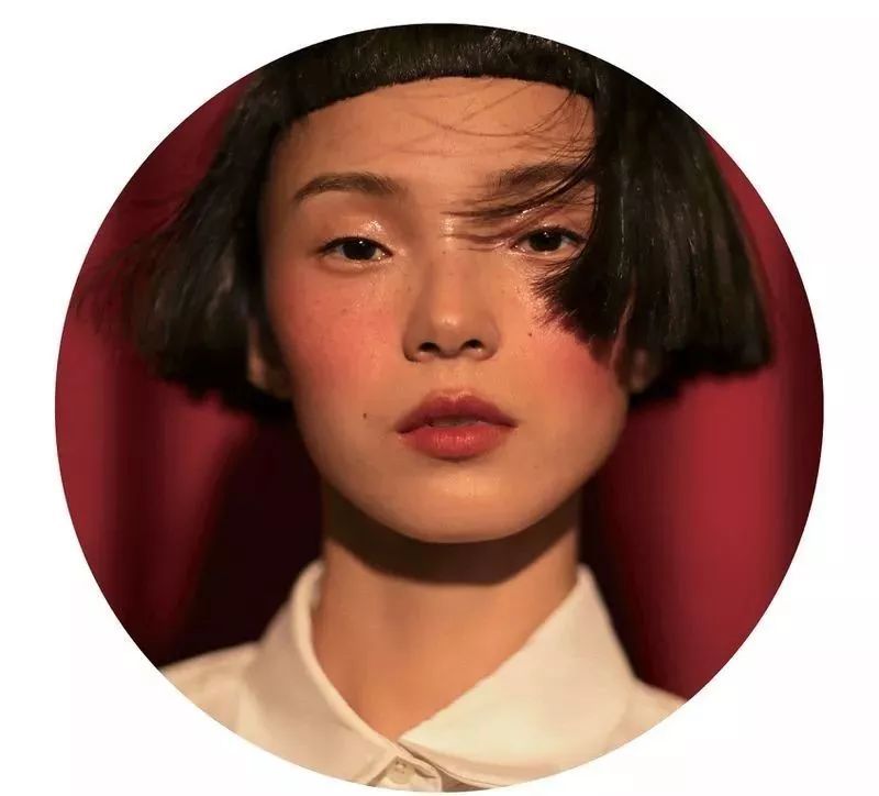 在 2019 年,"小蚊子" 在商业广告方面共为 nars,mac,nike 等国际品牌