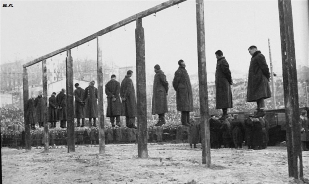 老照片:纳粹战犯被集体绞刑现场,套脖子蒙住嘴巴,死相