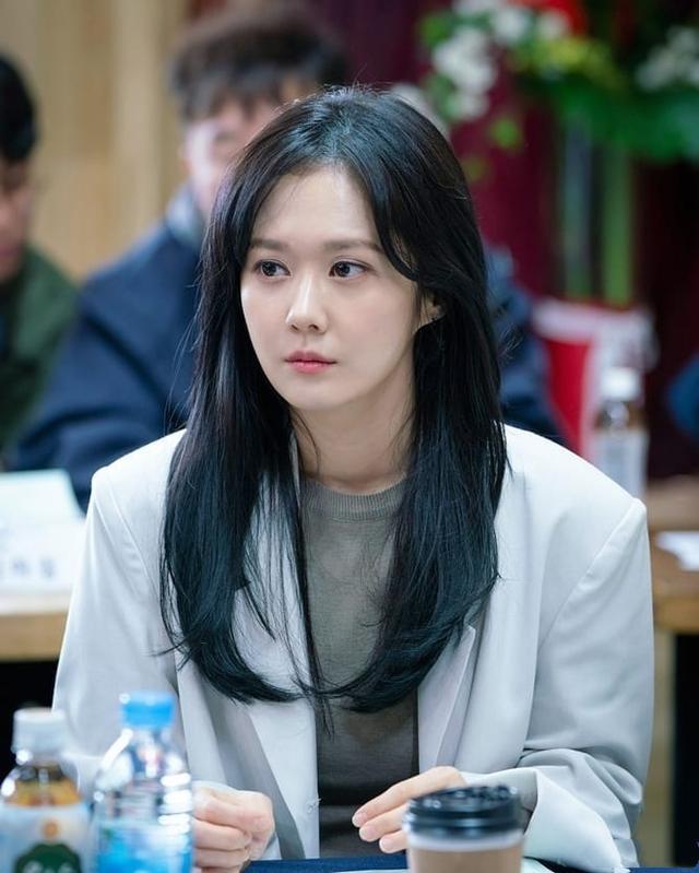 38岁张娜拉冻龄有方,出席活动被无意抓拍,长发披肩堪称盛世美