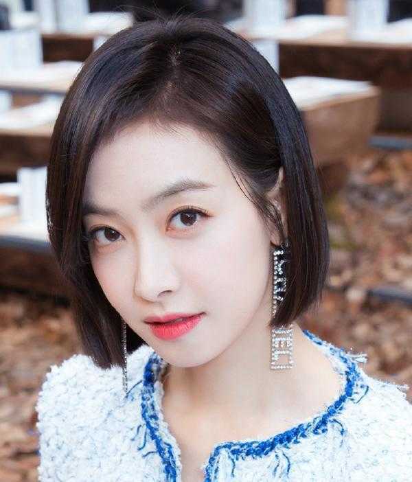 刘美含的短发就比较帅气了,有点假小子的感觉,如果再穿的更加中性一点