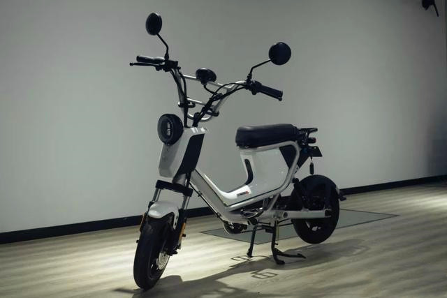 高颜值新国标电动车,重仅39kg,博世电机碟刹,续航70公里
