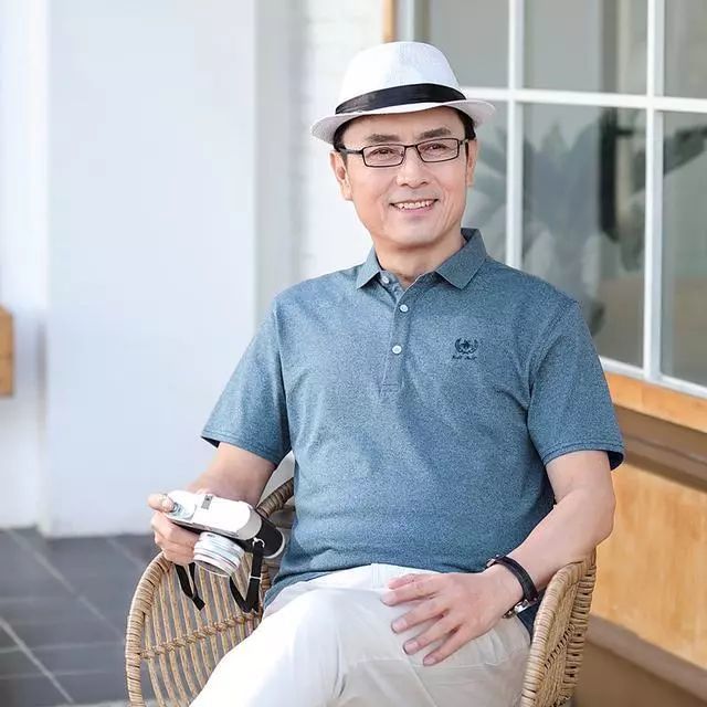 男人四十多岁不再帅气?试试这种穿搭,出门帅气有型