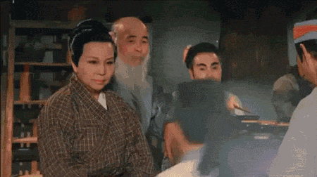 未成年杀人犯法庭上相视而笑:
