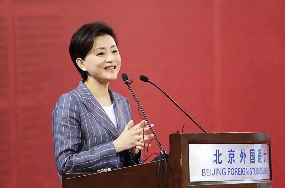 51岁杨澜为母校开学典礼演讲,站姿引网友热议:难怪她能成功!