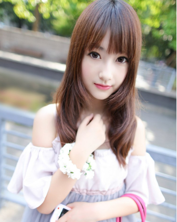公园里气质少女养眼唯美写真