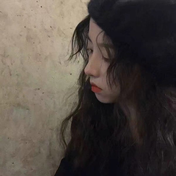 而黑白忧郁风格的头像,让人看了就觉得比较压抑,但是如果换一个笑脸的