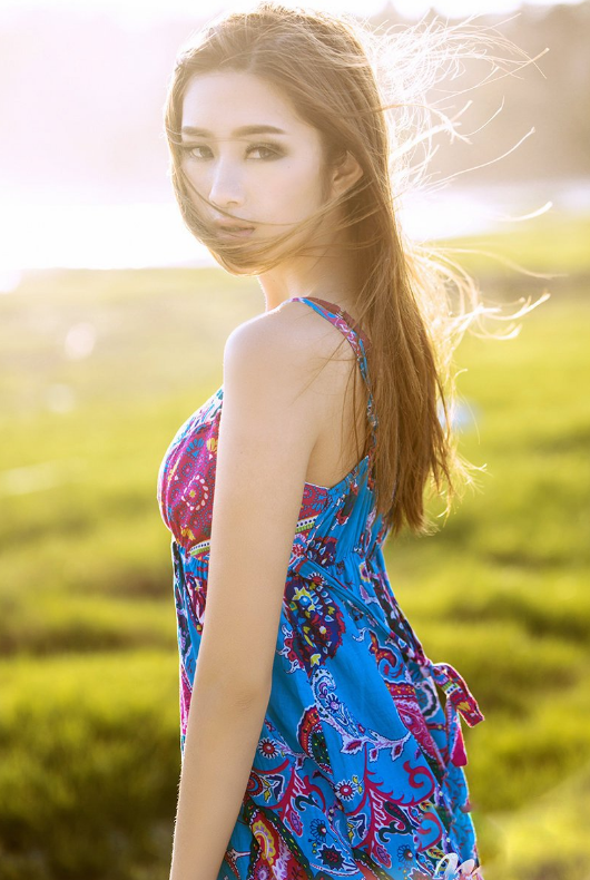 气质美女草原清新唯美写真