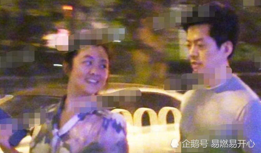 45岁李健老婆近照曝光,模样平凡朴实,却被赞气质优雅像贵妇!