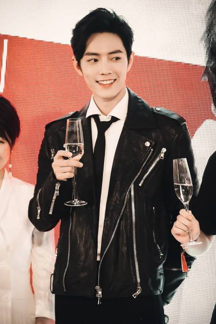 肖战出席活动,穿黑衣打领带努力扮酷,网友:表情出卖了