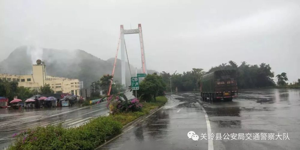 暴雨引发辖区部分路段通行受阻 关岭交警全力排险保畅通