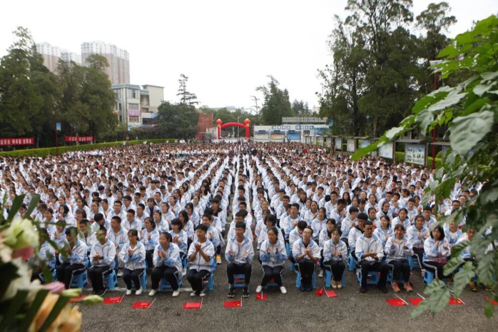 1971年毕业于路南中学(现石林一中)初(六)班.