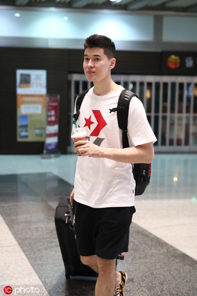 阿不都沙拉木抵达北京. (来自:腾讯体育)
