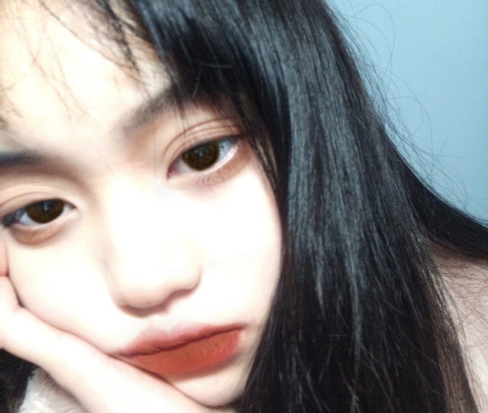 忧郁眼神忧郁的你,颓废气息小姐姐自拍图