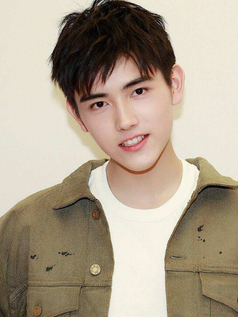 陈飞宇凌晨回应点赞王一博黑图,称手滑错点,还配上防手滑链接