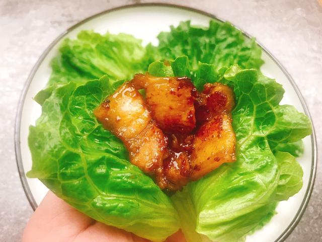 香喷喷的生煎五花肉,在家用平底锅就能做,配上生菜比烤肉还过瘾