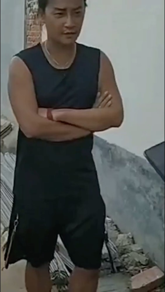 48岁陈志朋总算穿对了,背心短裤人字拖,这才是男人该有的样子