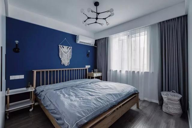 55平二居室小户型,主卧邃蓝色墙面太好看了,从入户就被美翻了