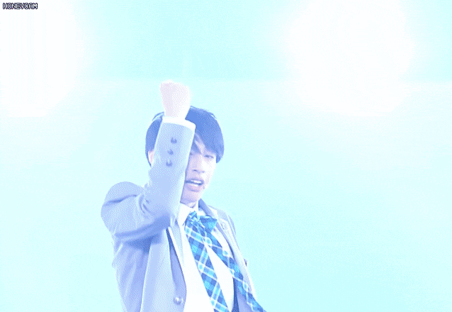 明星在镜头前的ending pose,最后这位女星居然把叉子插在头发上