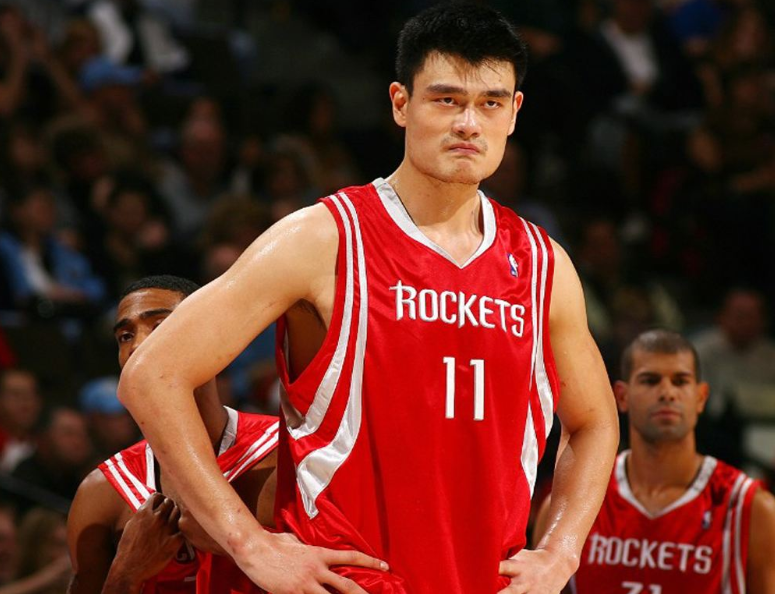姚明在nba赚了9339万美元,那么平均打一场比赛收入是多少
