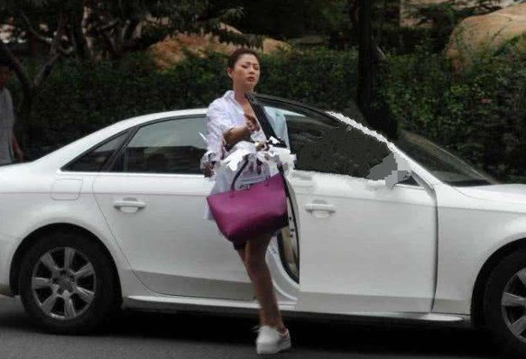 她才是真正的白富美,豪车座驾换着开,39岁很有女人味!