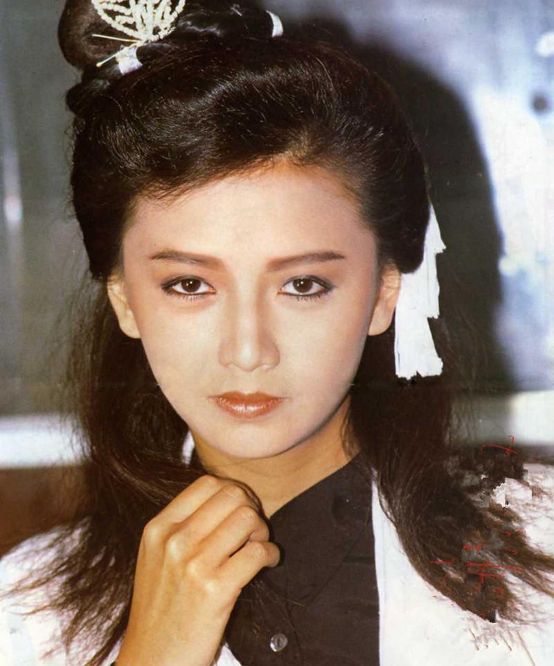 曾华倩,香港80-90年代著名女演员,曾多次与刘德华搭戏,并且是无线电视