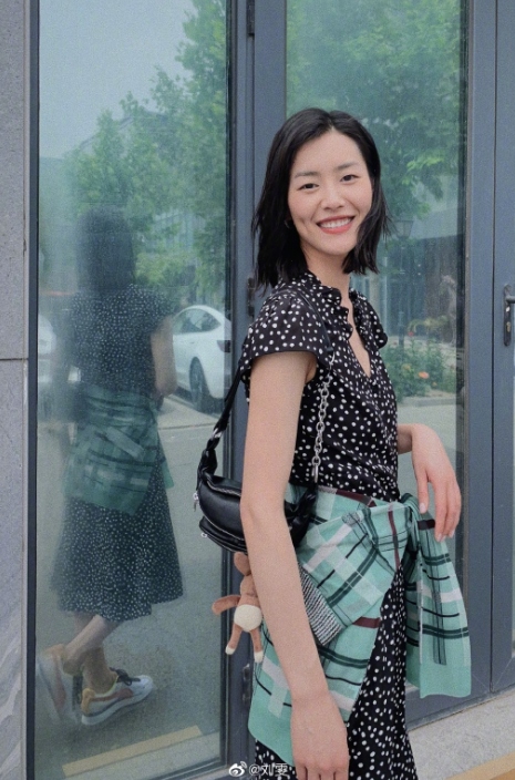 维密超模刘雯出道11年,首次缺席时装周,工作室回应令人心痛