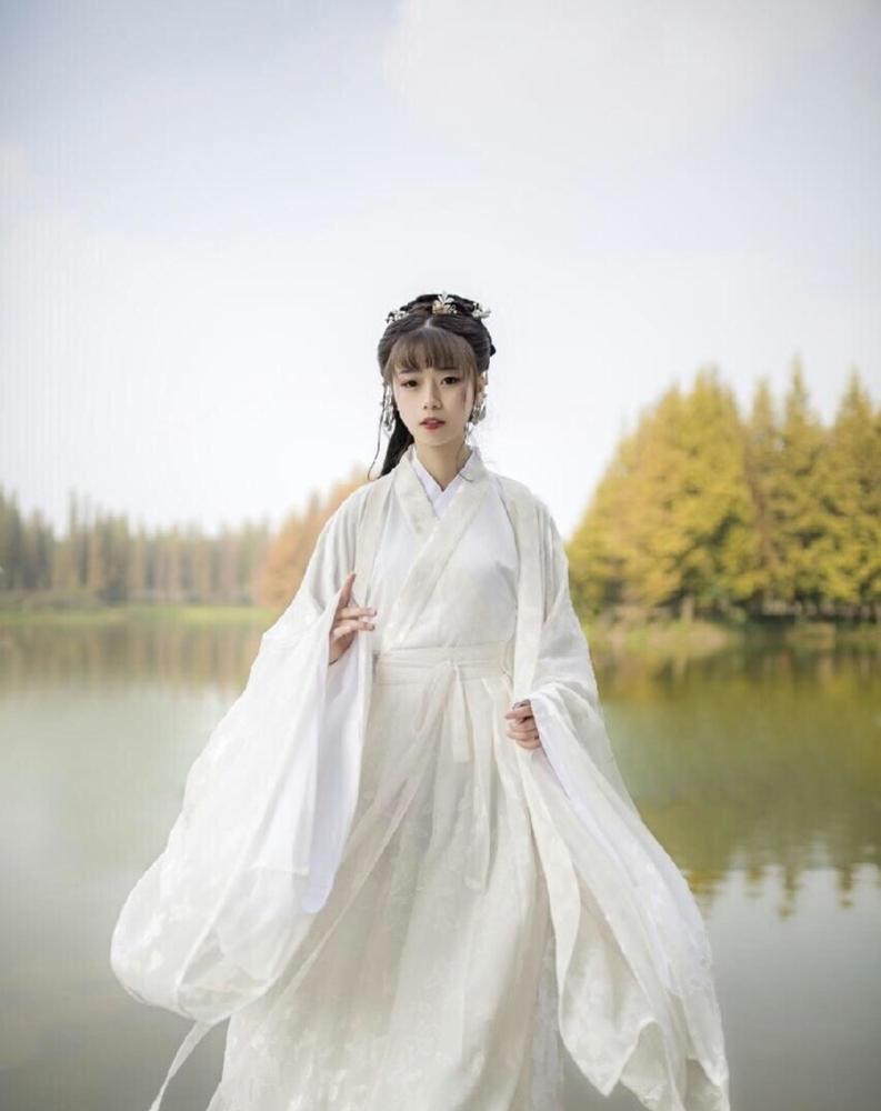 古风白色长袍,泼墨长发,伊人独立